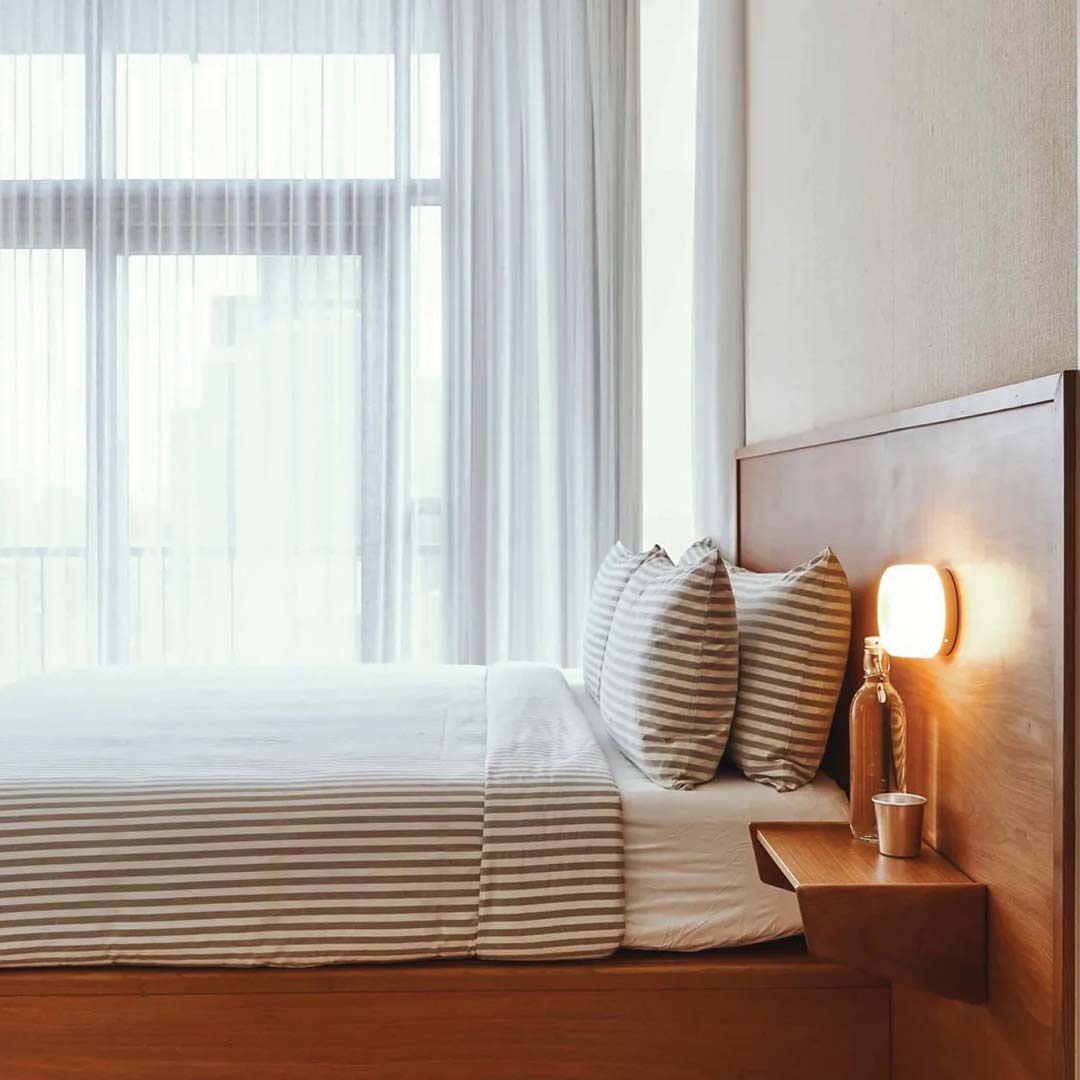 Compact Glass LED Wall Lamp With Aluminium Base For Ambient Lighting