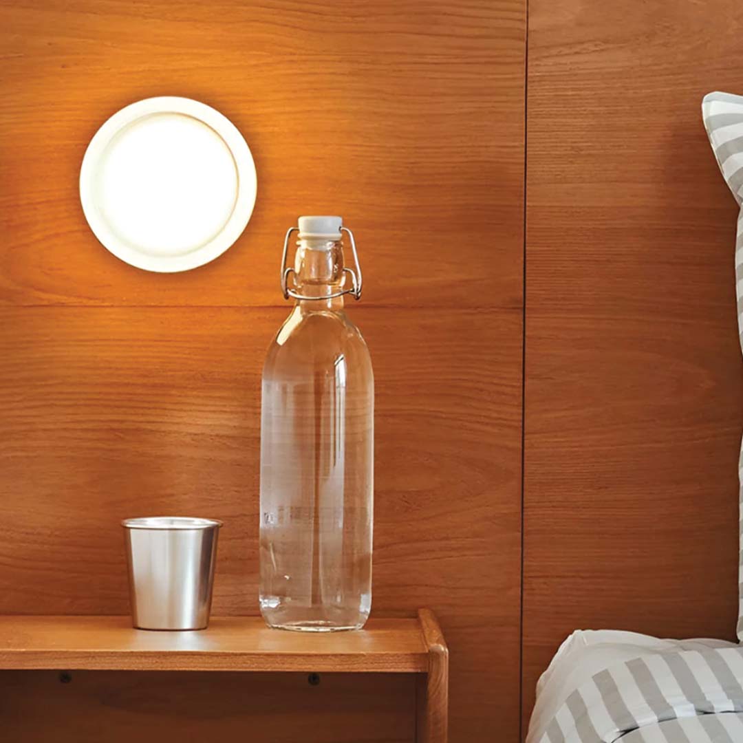 Compact Glass LED Wall Lamp With Aluminium Base For Ambient Lighting
